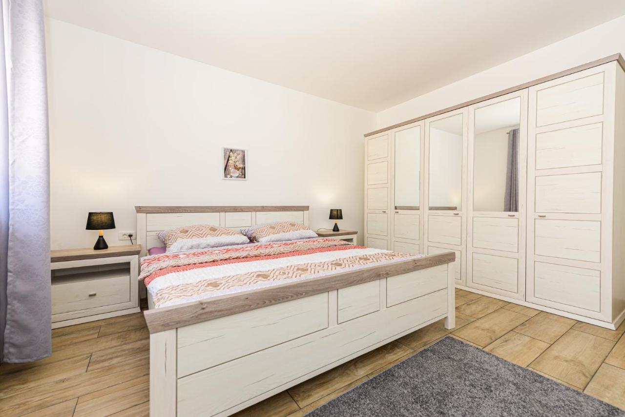 Apartments Amfora - Cozy And Modern Apartments For Up To 15 People, 100M From The Sea And Beach Stara Novalja Exterior foto