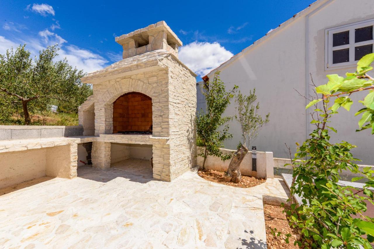 Apartments Amfora - Cozy And Modern Apartments For Up To 15 People, 100M From The Sea And Beach Stara Novalja Exterior foto