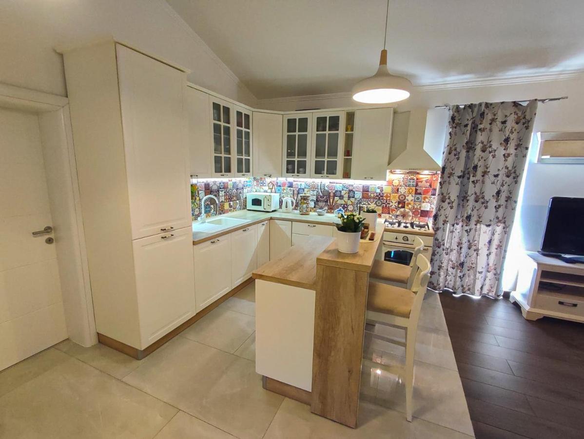 Apartments Amfora - Cozy And Modern Apartments For Up To 15 People, 100M From The Sea And Beach Stara Novalja Exterior foto