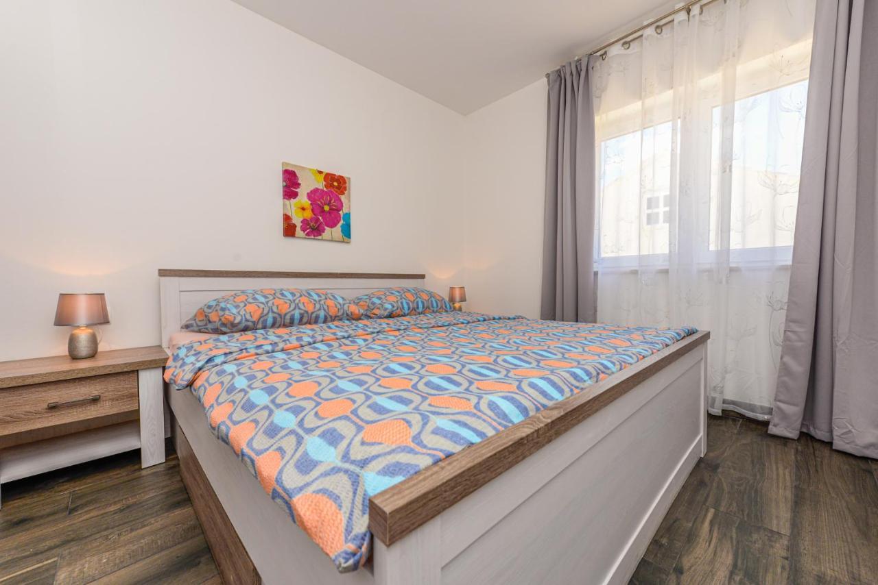 Apartments Amfora - Cozy And Modern Apartments For Up To 15 People, 100M From The Sea And Beach Stara Novalja Exterior foto