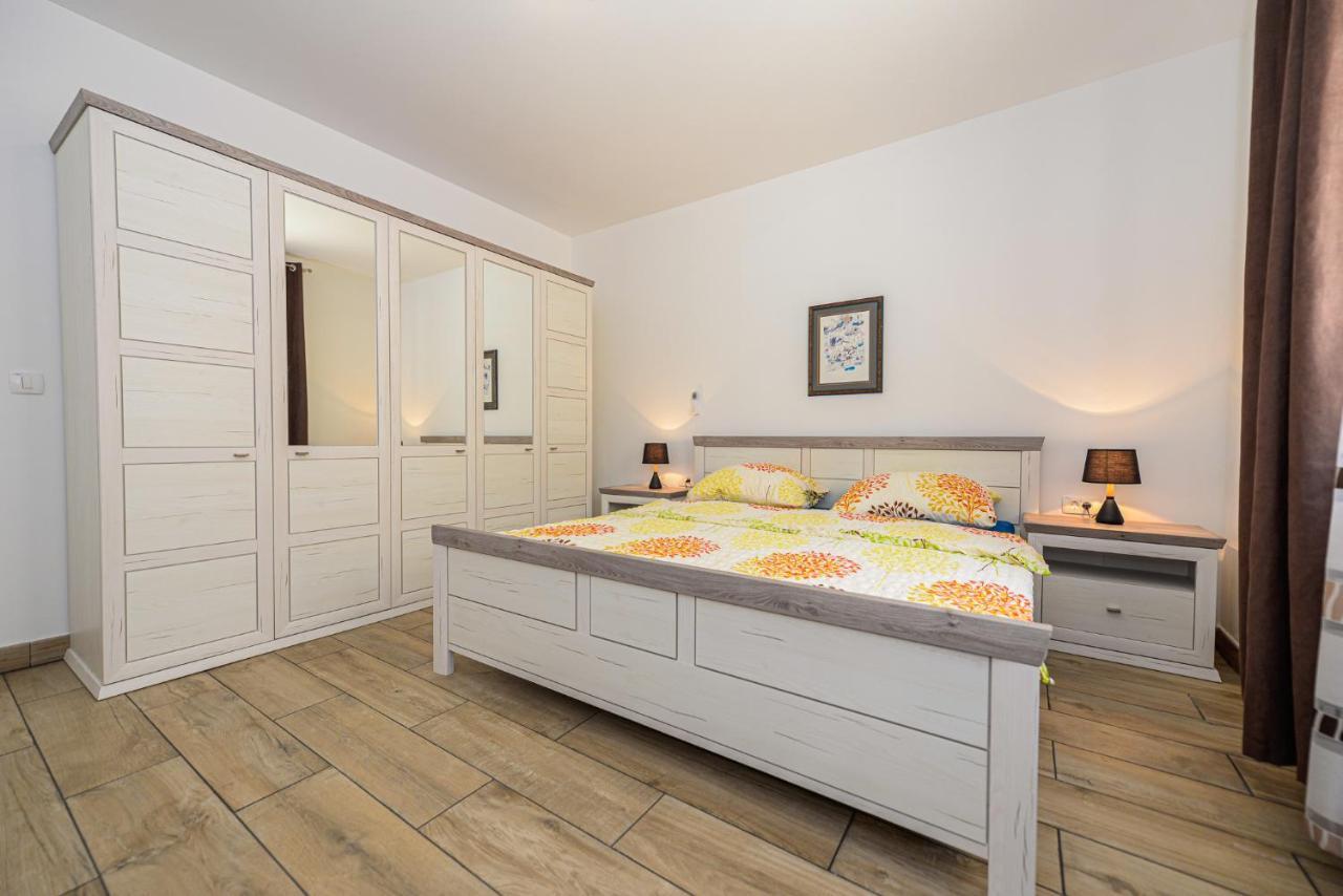 Apartments Amfora - Cozy And Modern Apartments For Up To 15 People, 100M From The Sea And Beach Stara Novalja Exterior foto