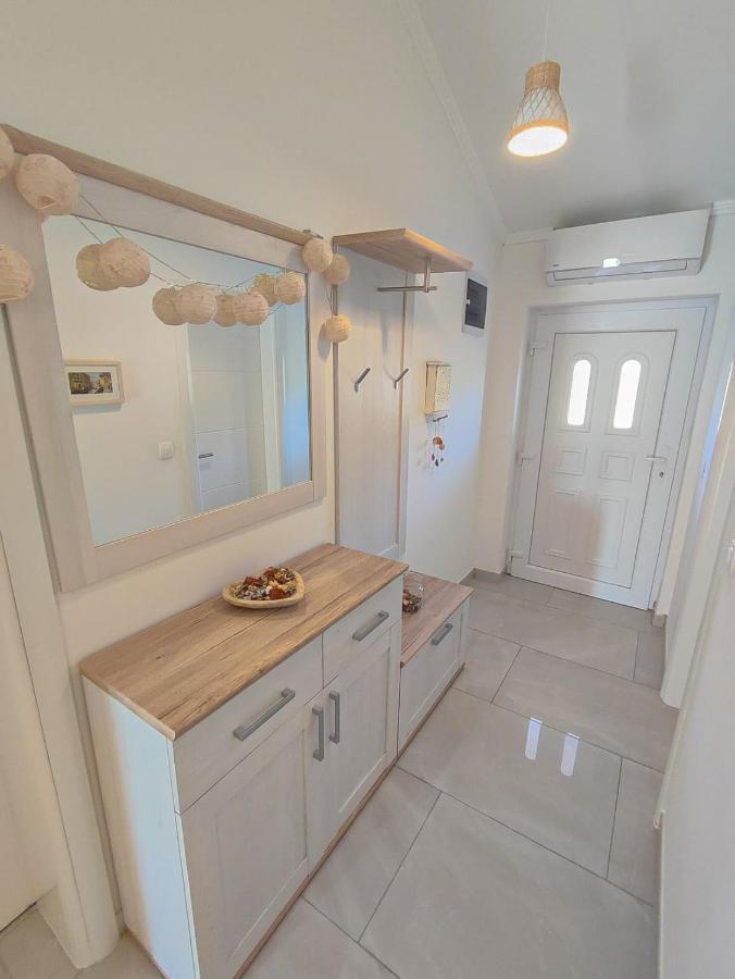 Apartments Amfora - Cozy And Modern Apartments For Up To 15 People, 100M From The Sea And Beach Stara Novalja Exterior foto