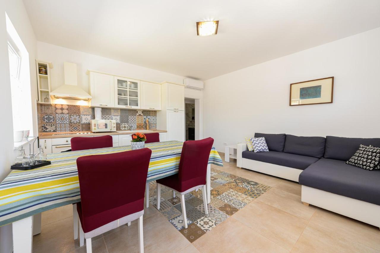 Apartments Amfora - Cozy And Modern Apartments For Up To 15 People, 100M From The Sea And Beach Stara Novalja Exterior foto