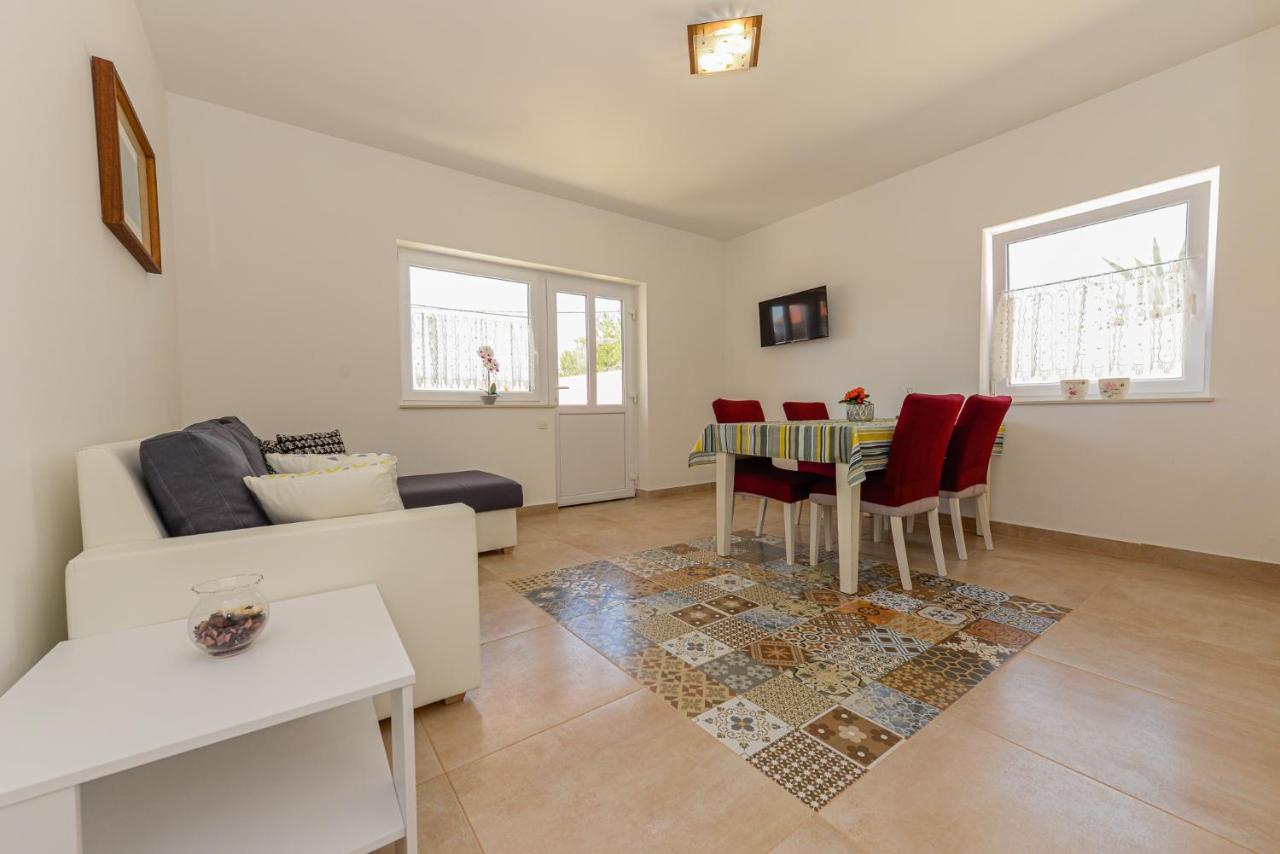 Apartments Amfora - Cozy And Modern Apartments For Up To 15 People, 100M From The Sea And Beach Stara Novalja Exterior foto