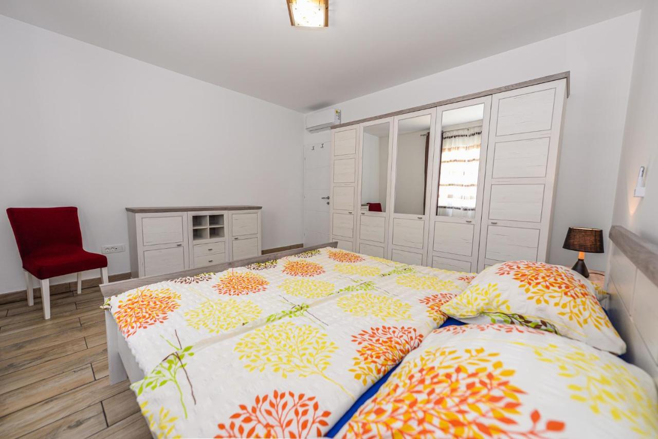 Apartments Amfora - Cozy And Modern Apartments For Up To 15 People, 100M From The Sea And Beach Stara Novalja Exterior foto
