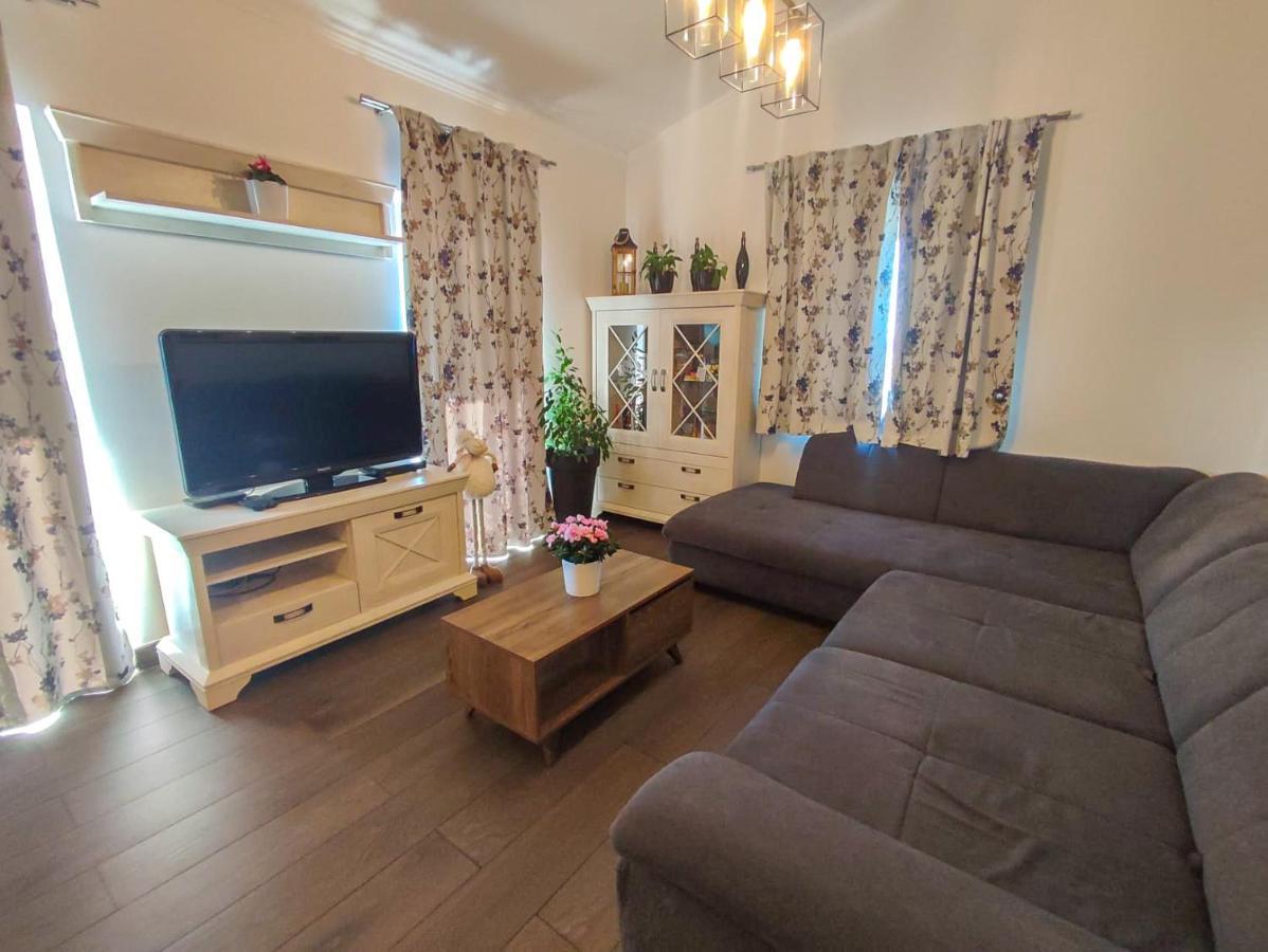 Apartments Amfora - Cozy And Modern Apartments For Up To 15 People, 100M From The Sea And Beach Stara Novalja Exterior foto