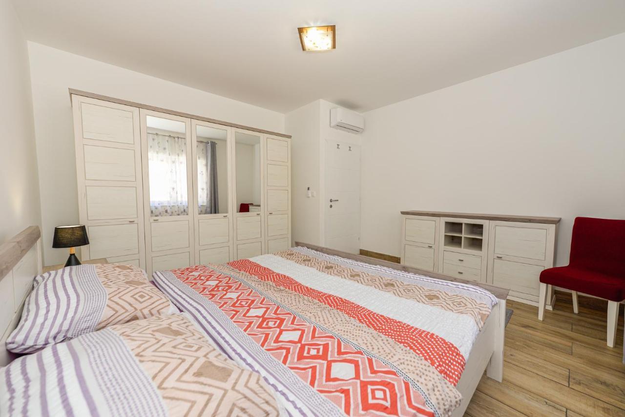 Apartments Amfora - Cozy And Modern Apartments For Up To 15 People, 100M From The Sea And Beach Stara Novalja Exterior foto