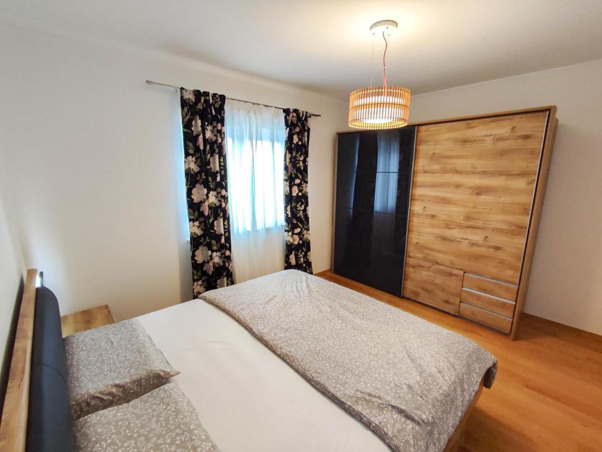Apartments Amfora - Cozy And Modern Apartments For Up To 15 People, 100M From The Sea And Beach Stara Novalja Exterior foto