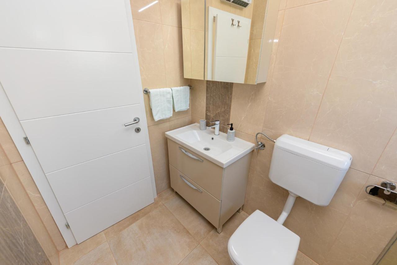 Apartments Amfora - Cozy And Modern Apartments For Up To 15 People, 100M From The Sea And Beach Stara Novalja Exterior foto