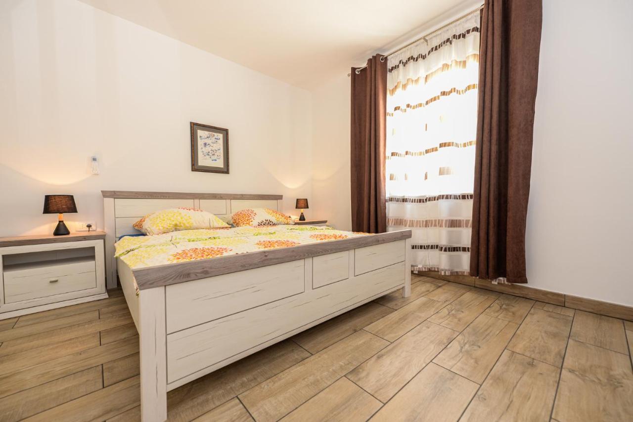 Apartments Amfora - Cozy And Modern Apartments For Up To 15 People, 100M From The Sea And Beach Stara Novalja Exterior foto