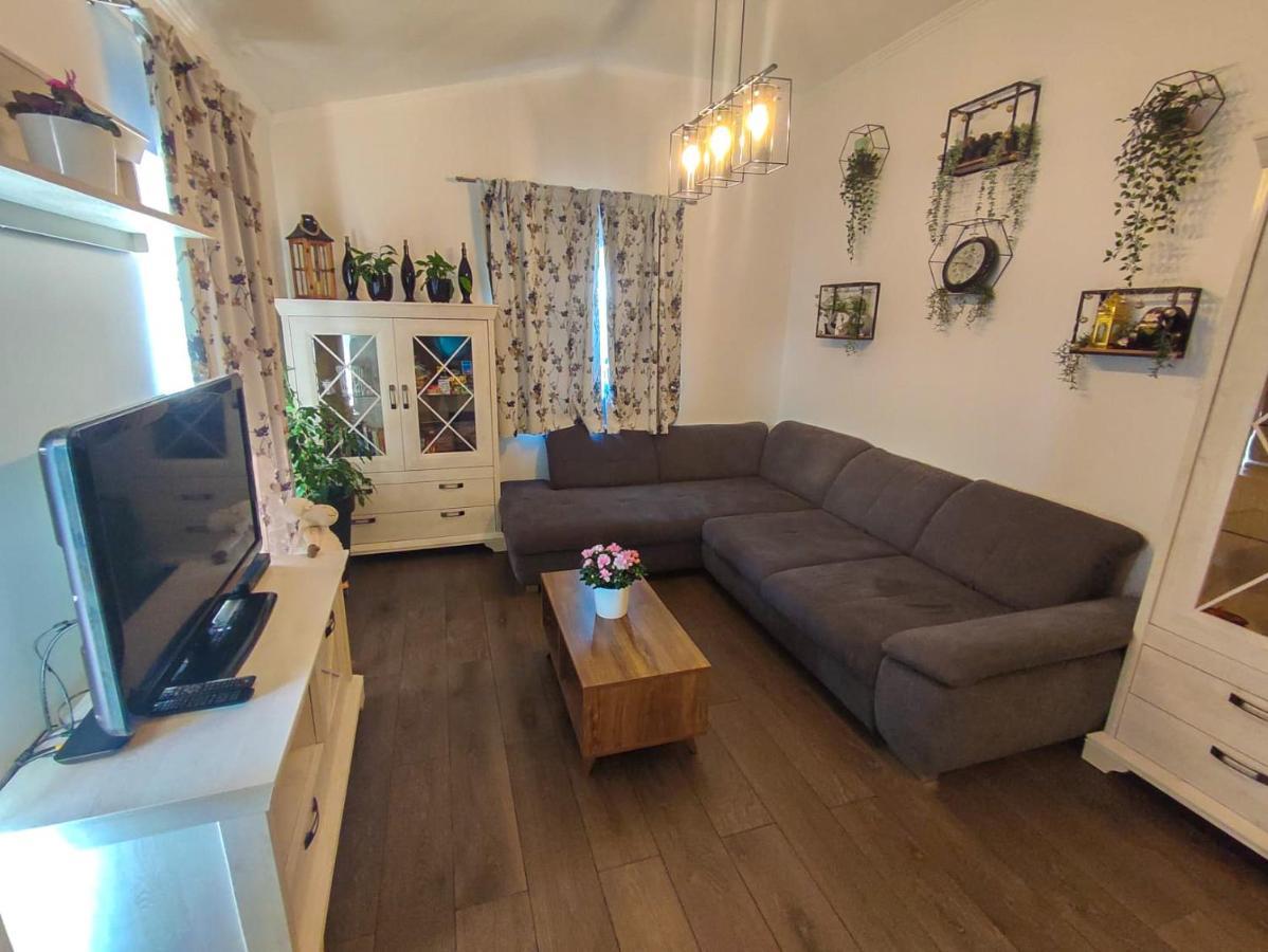 Apartments Amfora - Cozy And Modern Apartments For Up To 15 People, 100M From The Sea And Beach Stara Novalja Exterior foto