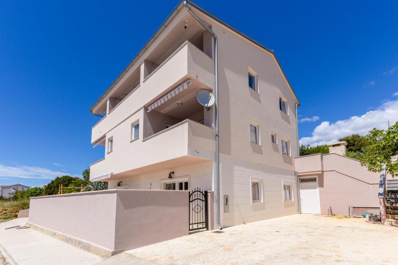 Apartments Amfora - Cozy And Modern Apartments For Up To 15 People, 100M From The Sea And Beach Stara Novalja Exterior foto