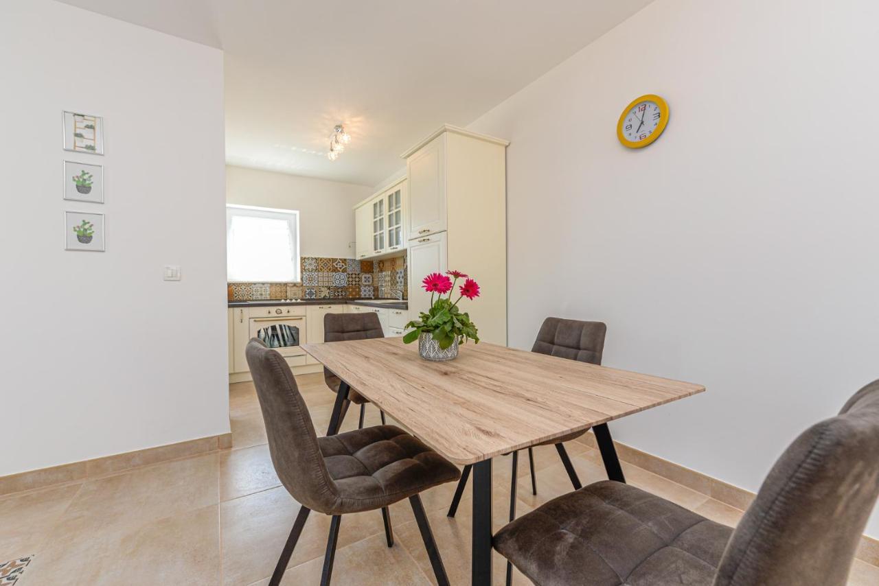 Apartments Amfora - Cozy And Modern Apartments For Up To 15 People, 100M From The Sea And Beach Stara Novalja Exterior foto