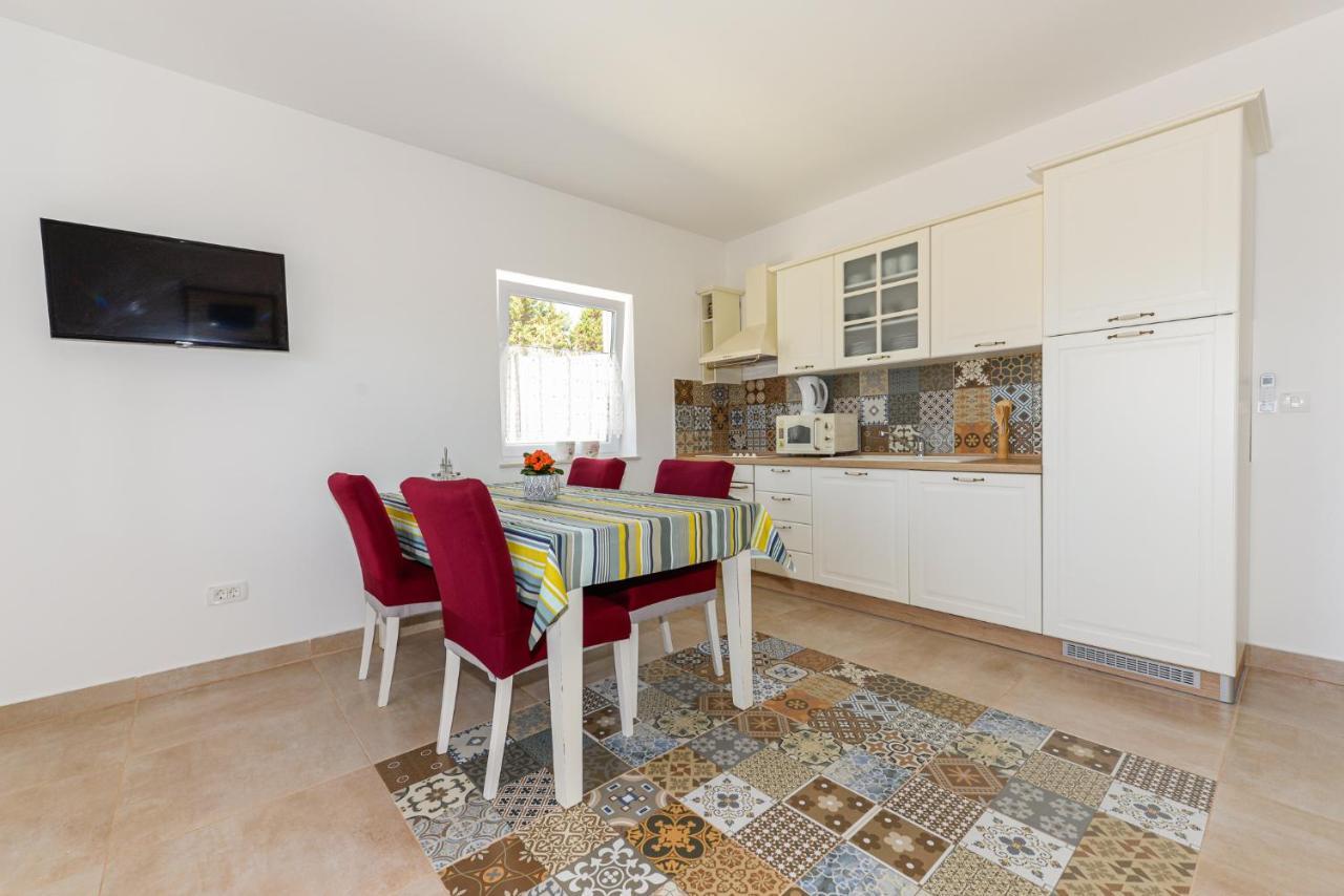 Apartments Amfora - Cozy And Modern Apartments For Up To 15 People, 100M From The Sea And Beach Stara Novalja Exterior foto